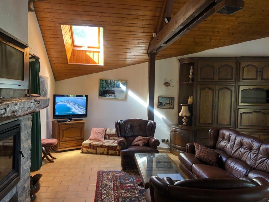 Maison/Gîte familial dans le Jura à 200m du lac avec piscine privée Marigny  Esterno foto